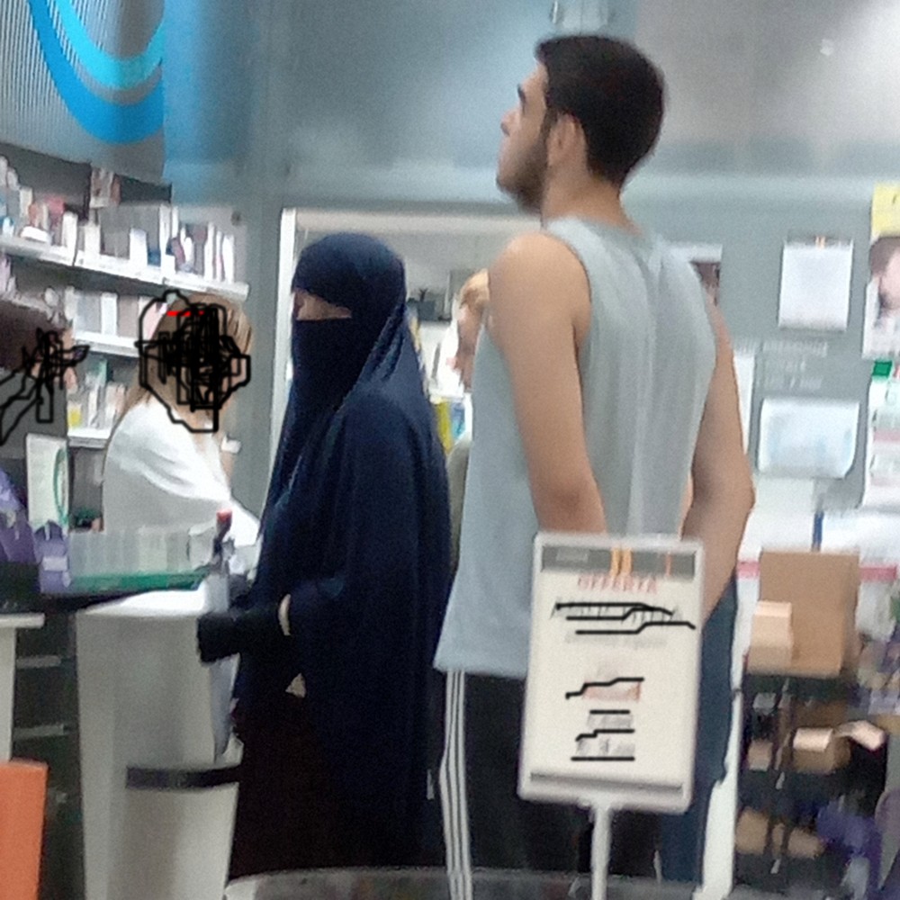 IlSocialePensa's tweet image. La verità dei fatti è sottoposta al vaglio del #progressismo, talvolta anche negando l'evidenza: una donna coperta totalmente con 38°C, mentre il suo accompagnatore con pantaloncini e maglietta. 
La cultura misogina è compatibile con la democrazia occidentale?
#IlSociale