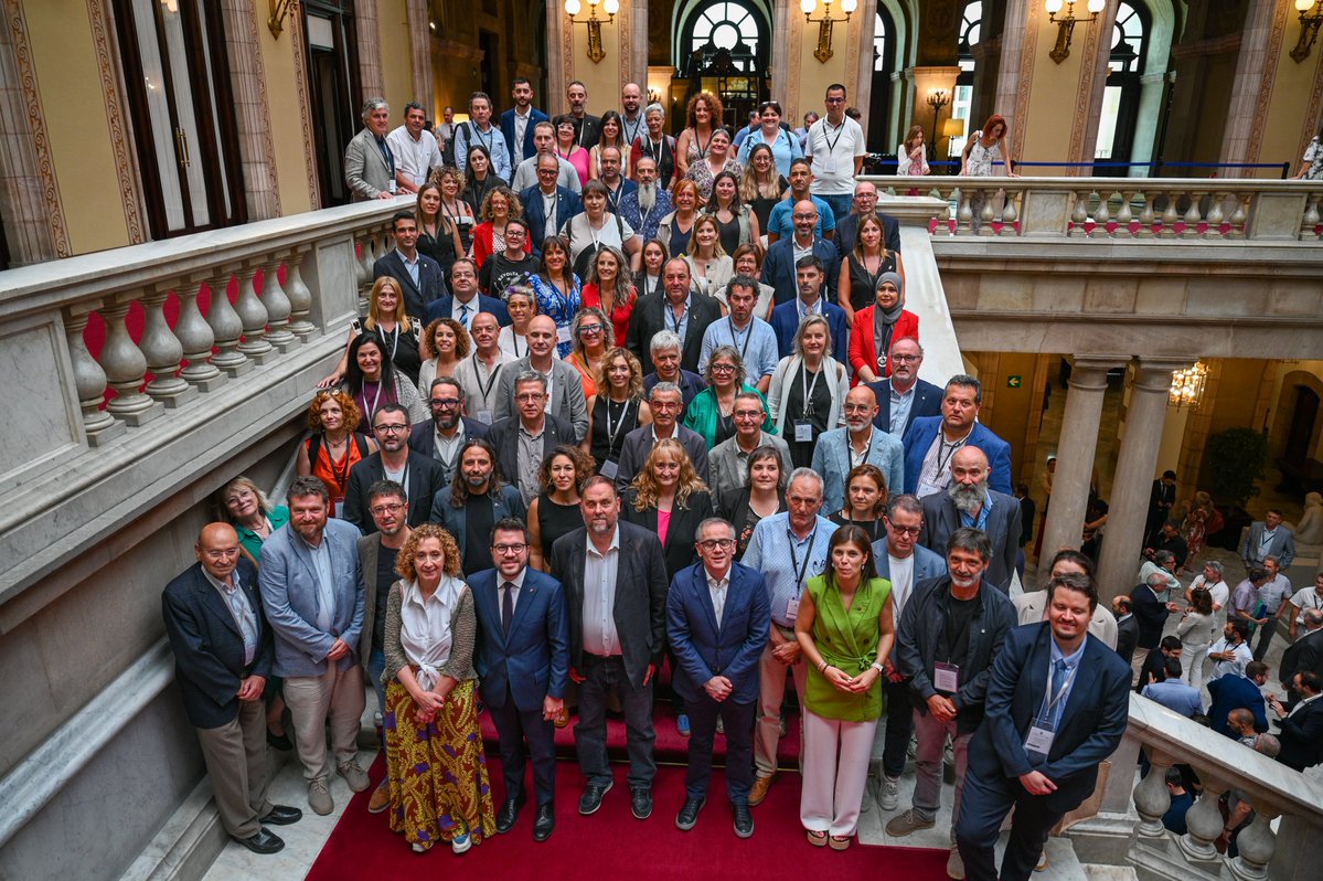 Municipis Republicans (@ercmunicipal) on Twitter photo 🟡 Aprovat l'Estatut de Municipis Rurals, llei impulsada pel Govern de <a href="/perearagones/">Pere Aragonès i Garcia</a> i <a href="/LauraVilagra/">Laura Vilagrà Pons</a>
2️⃣ de cada 3️⃣ municipis se'n beneficiaran
🏘️ Borsa d'habitatge
📉 Rebaixa d'impostos per rehabilitar habitatges
✅ Ajudes a autònoms
📝 Portal únic per reduir tràmits 🟡 Aprovat l'Estatut de Municipis Rurals, llei impulsada pel Govern de <a href="/perearagones/">Pere Aragonès i Garcia</a> i <a href="/LauraVilagra/">Laura Vilagrà Pons</a>
2️⃣ de cada 3️⃣ municipis se'n beneficiaran
🏘️ Borsa d'habitatge
📉 Rebaixa d'impostos per rehabilitar habitatges
✅ Ajudes a autònoms
📝 Portal únic per reduir tràmits