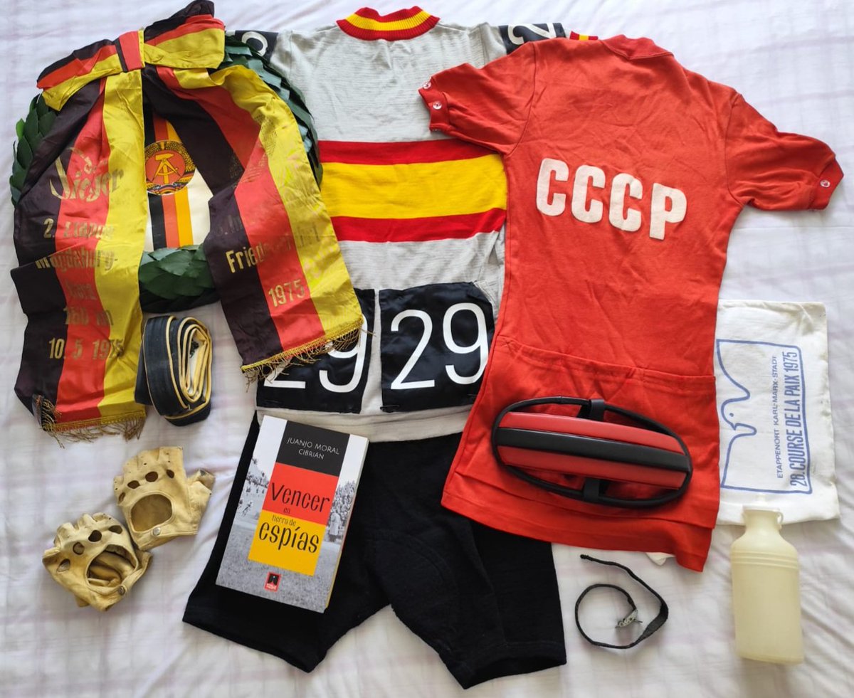 1975. Primera participación de la selección española en la mítica Carrera de la Paz. Un traidor a la RDA infiltrado como asistente. Dos victorias de etapa históricas. Una huida a Occidente organizada por el MI6

VENCER EN TIERRA DE ESPÍAS 

Guerra Fría y ciclismo en estado puro