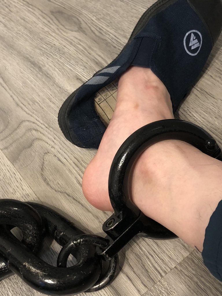 被罚戴脚镣了还不按规矩好好穿上臭鞋那就只能送严管了 #脚镣