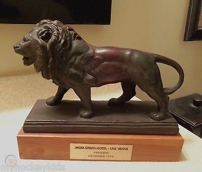 _GrandPaD's tweet image. #OnThisDate 1973 the MGM Grand Hotel opened on the #LasVegas Strip with a soft opening. A large, gala celebration was held the next evening. Dean Martin opened the showroom and VIPs received a limited edition sculpture. The property is now @HorseshoeVegas .