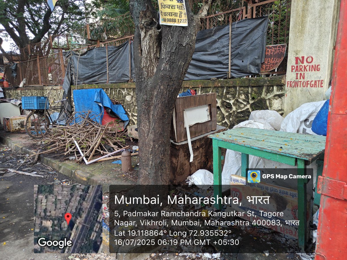 Gorde55597's tweet photo. @AsifSiddiqui070 @mybmc एक दीड वर्षापासून फूटपाथची अवस्था आहे यामुळे मच्छर किटाणू तिथे जमा होतात व डेंगू मलेरियाची त्यामुळे शंका वाटते 
 लवकरात लवकर हा कचरा उचलून फवारणी करावी ही विनंती 
 @mybmcSWM @mybmcWardS https://t.co/QXlg6mhtQX
