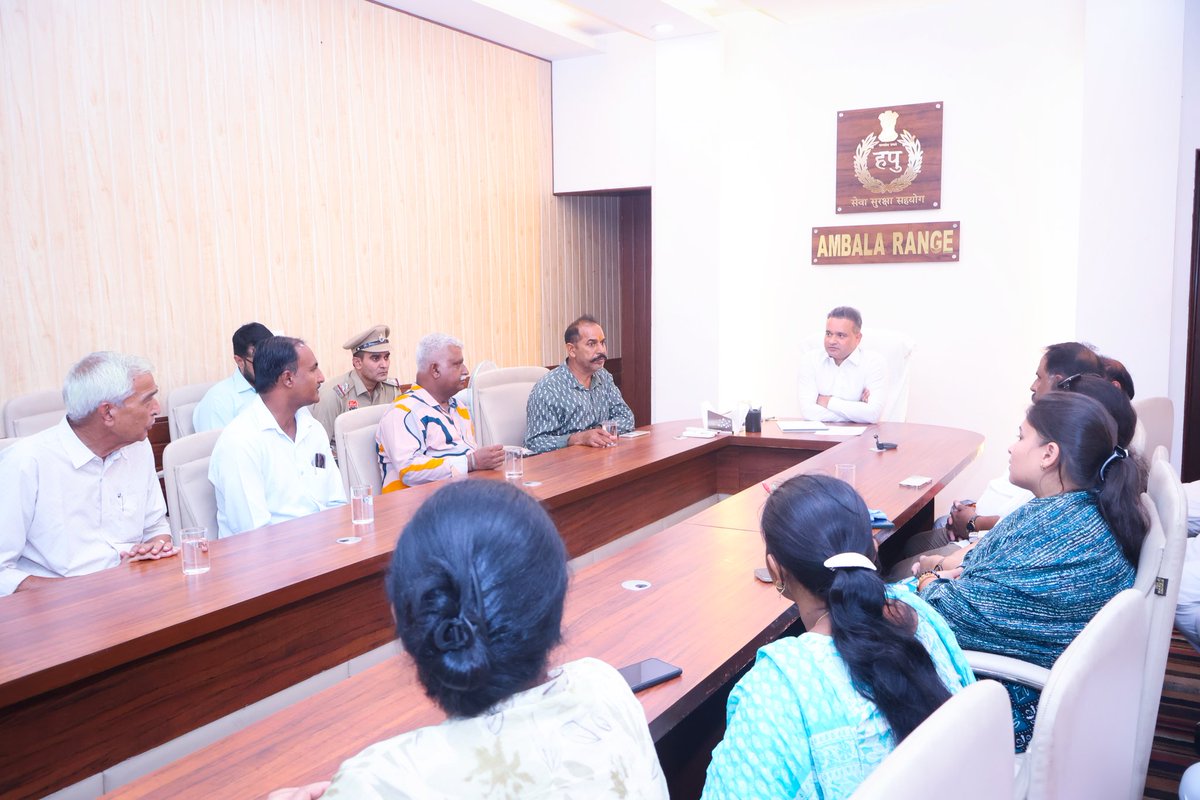 ipspankajnain's tweet photo. Had valuable meetings with various stake holders of #Ambala , and got their inputs for better policing .
#IGPAmbla
#LocalRepresentatives
#EducationInstitutues https://t.co/G1V0IHVgjF