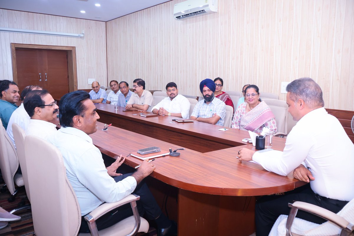 ipspankajnain's tweet photo. Had valuable meetings with various stake holders of #Ambala , and got their inputs for better policing .
#IGPAmbla
#LocalRepresentatives
#EducationInstitutues https://t.co/G1V0IHVgjF
