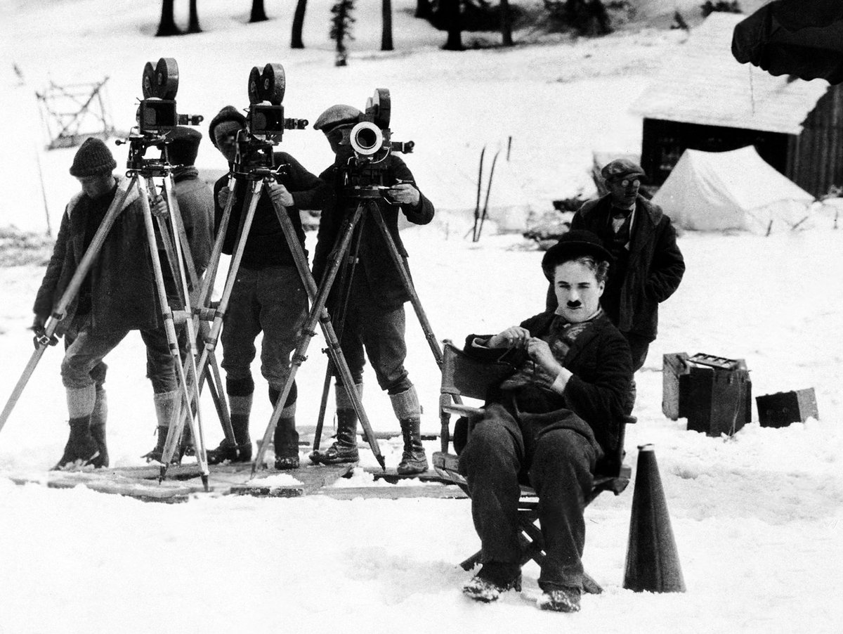 Notorious Ediciones (@notorious_ed) on Twitter photo Varias instantáneas de Charles Chaplin durante el rodaje de “La quimera del oro” (“The Gold Rush”, 1925).
Fotografías pertenecientes a nuestro libro “La quimera del oro. El libro del centenario”.
#notoriousediciones #laquimeradeloro #thegoldrush <a href="/Morirdecine/">Para-morirse-de-cine</a> <a href="/FilaDeLosMancos/">Jesus Antonio López</a> Varias instantáneas de Charles Chaplin durante el rodaje de “La quimera del oro” (“The Gold Rush”, 1925).
Fotografías pertenecientes a nuestro libro “La quimera del oro. El libro del centenario”.
#notoriousediciones #laquimeradeloro #thegoldrush <a href="/Morirdecine/">Para-morirse-de-cine</a> <a href="/FilaDeLosMancos/">Jesus Antonio López</a>