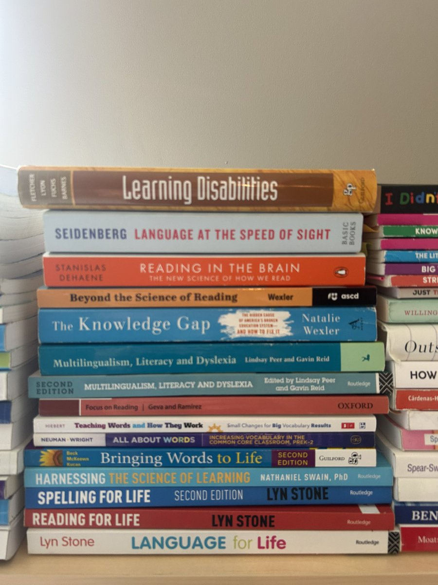 MmeLockhartLDS's tweet image. I think I have a problem- a book addiction. 🤦♀️📕📙📗📘
I’m doing a little spring cleaning today and cannot believe the number of books on literacy I have accumulated over the last 6 years since beginning my #SOR learning journey….
Each book builds on my knowledge of the last,…