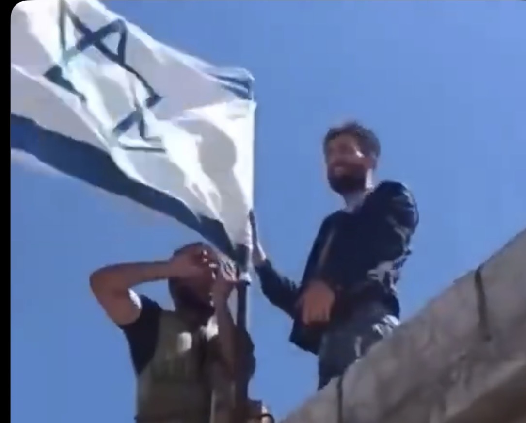 HilzFuld's tweet image. Alright, let’s make some order here. 

Why on earth is Israel bombing Syria only days after Trump spoke about Syria joining the Abraham accords? 

And, who are the Druze and why is Israel fighting for them?

So first of all, the likelihood of Israel normalizing relations with…