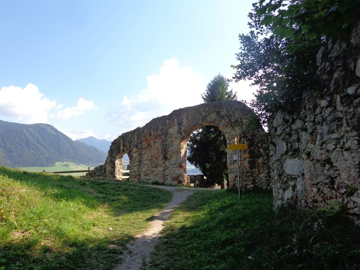Alte Mauern. Ruine. Gebäude Reste.
Kamera Foto. Sony DSC H 90