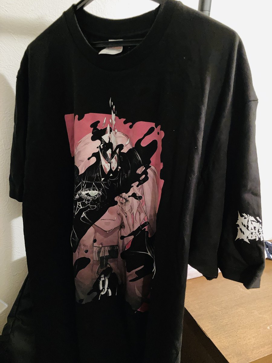 マーチ完売おめでとうございます‼️
ようやく買えて最高に嬉しいです🤘
袖にロゴがあるのがとても良き
今年の夏はこれで過ごします🥳