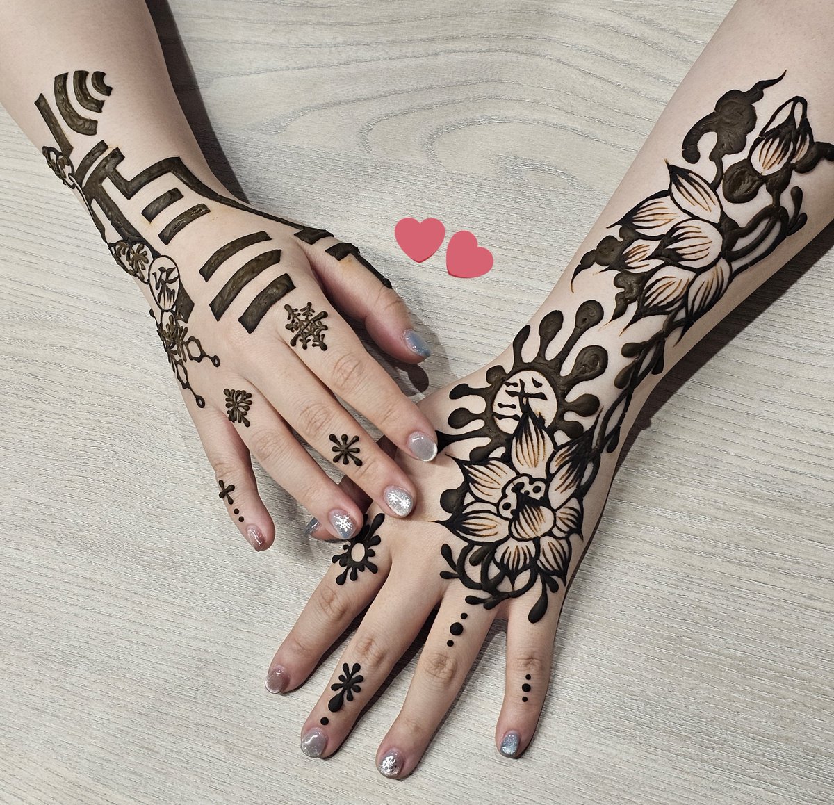 누엥님께 아카자랑 도우마 헤나 받았습니다... 진짜 이번에도 기깔나게 캐 디테일에 맞춰서 하나하나 그려주시고 너무 감사합니다 🥹🙏💕✨️ 정말 너무 이뻐요!!!!💗