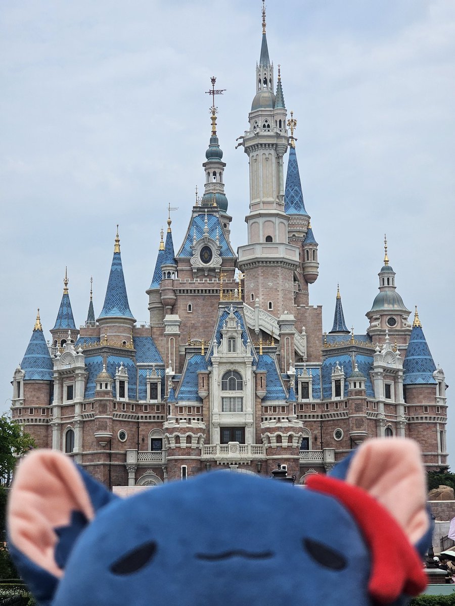 Merrydawg's tweet image. I had a loooong day today
Went to Shanghai Disneyland, saw the sunset from Shanghai Tower, and visited the beautiful Yu Garden shopping district!
What a beautiful city. I'm so happy I was able to come here! Huge thanks to the best manager in the world @ao1fe_x for showing meโฆ