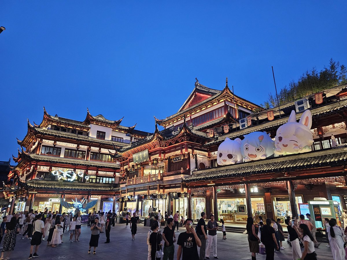 Merrydawg's tweet image. I had a loooong day today
Went to Shanghai Disneyland, saw the sunset from Shanghai Tower, and visited the beautiful Yu Garden shopping district!
What a beautiful city. I'm so happy I was able to come here! Huge thanks to the best manager in the world @ao1fe_x for showing meโฆ
