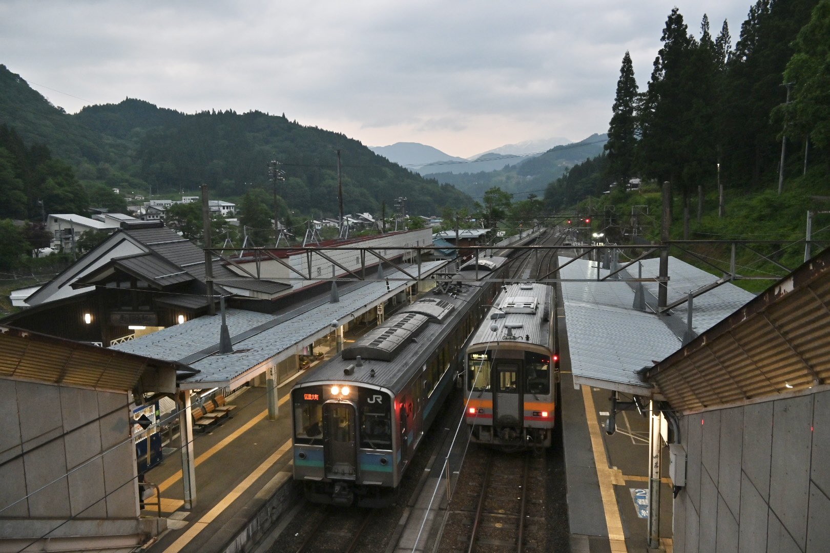 電車の網棚・荷物棚の支柱 ８個セット 名鉄電車 鉄道廃品 鉄道部品 Yahoo!オークション -「網棚」(鉄道) の落札相場・落札価格