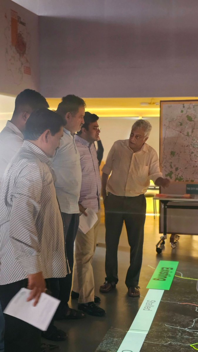 rajdugar's tweet image. Wide-ranging discussions with @Tejasvi_Surya & @TVMohandasPai reg Local Commute&Quality of Life in Bluru,at #BDC #BengaluruDesignCentre,ChurchSt, curated by @nnarasimhan &Team.
Excellent Display of Approved,Pending&Planned Infra projects across Bluru,covering Roads,Metro,Bus&Rail