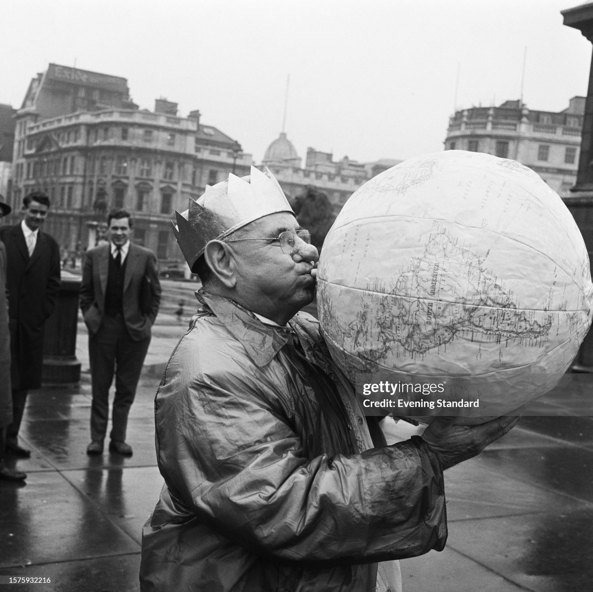 shitbritishpics's tweet image. Self-styled 'King of the World', Bishop Homer Tomlinson (1892 - 1968), blowing up an inflatable globe in Trafalgar Square, London, (1959)