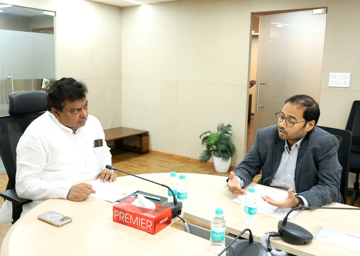M B Patil (@mbpatil) on Twitter photo ಹಿಂಡಲ್ಕೊ ಜೊತೆ ಭವಿಷ್ಯದ ಯೋಜನೆಗಳ ಕುರಿತು ಮಾತುಕತೆ
ಆದಿತ್ಯ ಬಿರ್ಲಾ ಸಮೂಹ ಸಂಸ್ಥೆಯ #Hindalco ಕಂಪೆನಿಯ ಅಧ್ಯಕ್ಷರಾದ ಶ್ರೀ ವಿವೇಕ್ ವಲ್ಸನ್ ಹಾಗೂ CEO ಅವರಾದ ಶ್ರೀ ಸೌರಭ್ ಖೇಡೇಕರ್ ಅವರು ಈ ದಿನ ಬೆಂಗಳೂರಿನ ಖನಿಜಭವನದ ನಮ್ಮ ಕಚೇರಿಗೆ ಆಗಮಿಸಿ ಮಾತುಕತೆ ನಡೆಸಿದರು. ಈ ವೇಳೆ ರಾಜ್ಯದಲ್ಲಿರುವ ಕೈಗಾರಿಕಾಸ್ನೇಹಿ ವಾತಾವರಣ, ಹೂಡಿಕೆ ಹಿಂಡಲ್ಕೊ ಜೊತೆ ಭವಿಷ್ಯದ ಯೋಜನೆಗಳ ಕುರಿತು ಮಾತುಕತೆ
ಆದಿತ್ಯ ಬಿರ್ಲಾ ಸಮೂಹ ಸಂಸ್ಥೆಯ #Hindalco ಕಂಪೆನಿಯ ಅಧ್ಯಕ್ಷರಾದ ಶ್ರೀ ವಿವೇಕ್ ವಲ್ಸನ್ ಹಾಗೂ CEO ಅವರಾದ ಶ್ರೀ ಸೌರಭ್ ಖೇಡೇಕರ್ ಅವರು ಈ ದಿನ ಬೆಂಗಳೂರಿನ ಖನಿಜಭವನದ ನಮ್ಮ ಕಚೇರಿಗೆ ಆಗಮಿಸಿ ಮಾತುಕತೆ ನಡೆಸಿದರು. ಈ ವೇಳೆ ರಾಜ್ಯದಲ್ಲಿರುವ ಕೈಗಾರಿಕಾಸ್ನೇಹಿ ವಾತಾವರಣ, ಹೂಡಿಕೆ