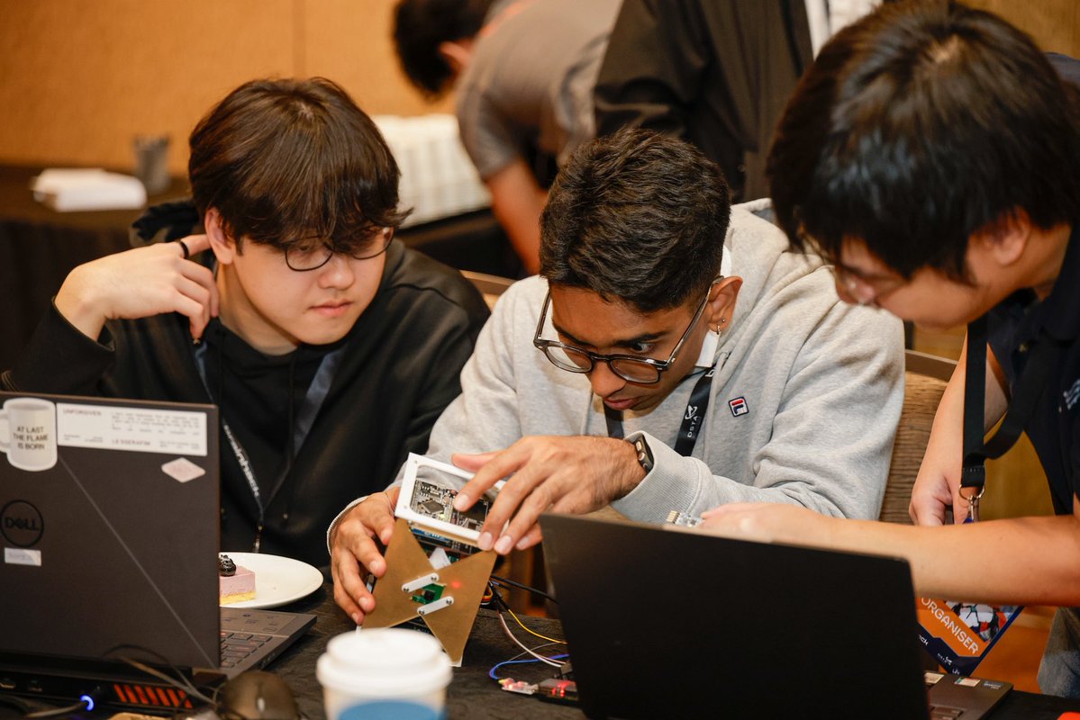 NTUsg's tweet image. Rocketing to victory: Two #NTUsg teams clinched top spots at DSTA’s BrainHack 2025, outshining some 4,000 students from 109 schools. Their winning solutions included a compact satellite with high-res imaging capable of detecting subtle surface features such as hidden buildings…