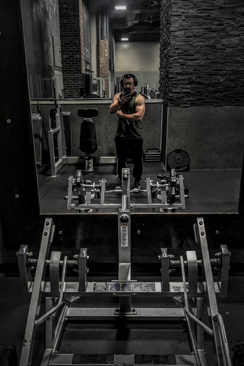 Chris_Studios's tweet image. Designers make sure you lift today so you can push pixels better than Ai can