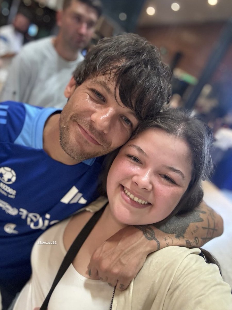 UpdateHLD's tweet image. Louis smiling for a selfie with a fan at Soccer Aid last month! ❤️
📸: xnaomirump