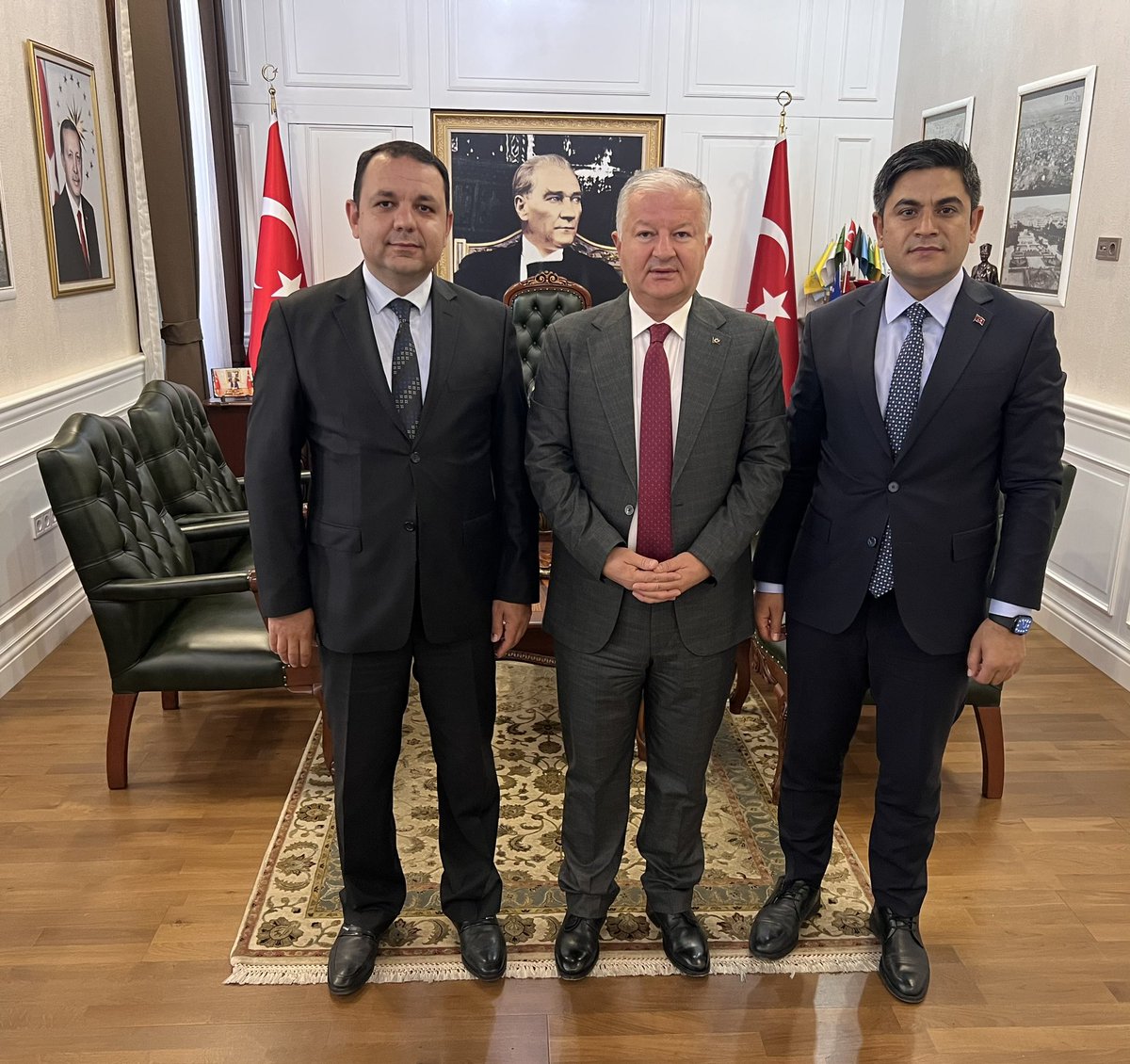 Van Vali Yardımcısı hemşerim İbrahim Gültekin ile Memleketim Niğde Altunhisar Kaymakamı Abdulhamit Bağış’ı misafir ettik.
Değerli kardeşlerimin nazik ziyareti ve hoş sohbetleri için çok teşekkür ediyorum.