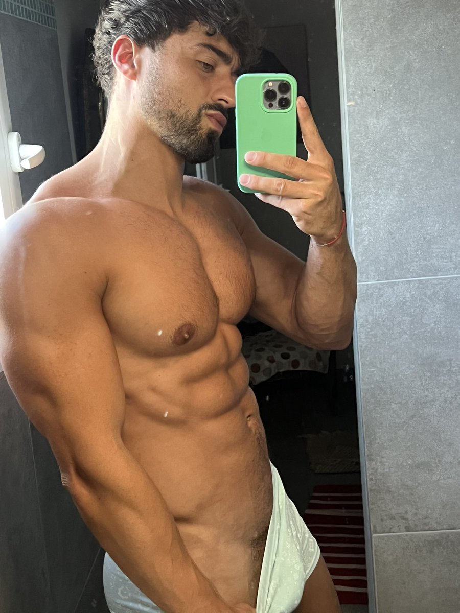 flex_uri's tweet image. La prochaine fois je baisse plus le 🩳 ? 

Pour les curieux 😈 onlyfans.com/flexuri