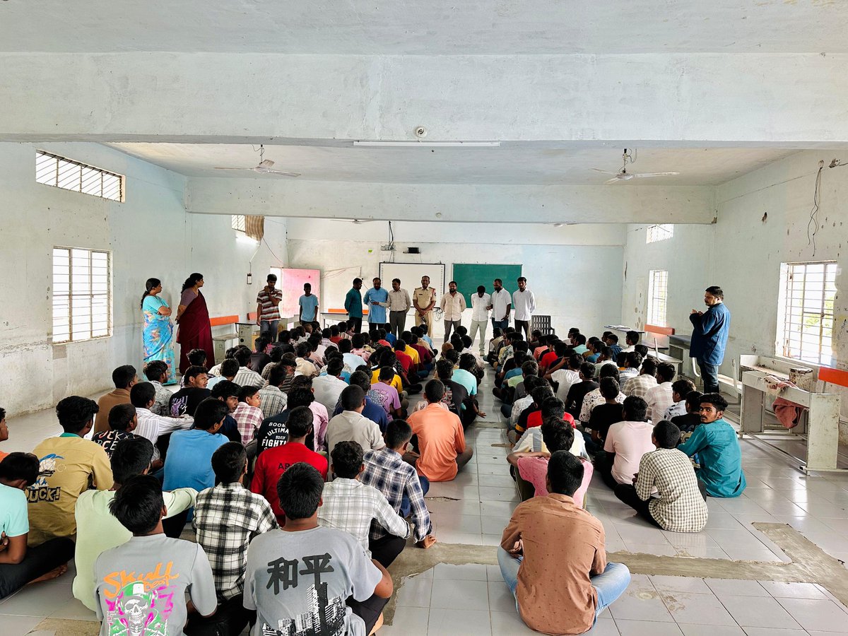 TJagruthi's tweet image. శామీర్ పేట్ మండలం తుర్కపల్లిలో మహాత్మ జ్యోతిబా పూలే బాలుర పాఠశాలను టీజెఎస్ఎఫ్ రాష్ట్ర అధ్యక్షులు రాము యాదవ్ సందర్శించి విద్యార్థులతో మాట్లాడి వారు ఎదుర్కొంటున్న సమస్యలను తెలుసుకున్నారు.
విద్యార్థుల సమస్యలను పాఠశాల ప్రిన్సిపల్ దృష్టికి తీసుకువెళ్లి విద్యార్థుల సమస్యను వెంటనే…