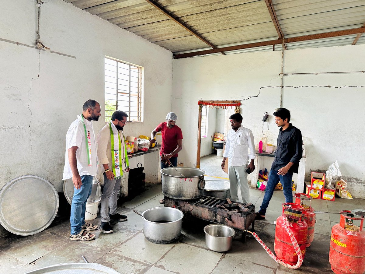 TJagruthi's tweet image. శామీర్ పేట్ మండలం తుర్కపల్లిలో మహాత్మ జ్యోతిబా పూలే బాలుర పాఠశాలను టీజెఎస్ఎఫ్ రాష్ట్ర అధ్యక్షులు రాము యాదవ్ సందర్శించి విద్యార్థులతో మాట్లాడి వారు ఎదుర్కొంటున్న సమస్యలను తెలుసుకున్నారు.
విద్యార్థుల సమస్యలను పాఠశాల ప్రిన్సిపల్ దృష్టికి తీసుకువెళ్లి విద్యార్థుల సమస్యను వెంటనే…
