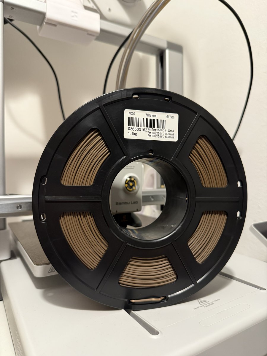 extrakaese's tweet image. Eine neue Lieferung von @jayo_filament.
Nachdem ich das grüne Glow in the Dark Filament so oft benutze, will ich jetzt auch mal das Blaue ausprobieren.
Und das Holz-Filament sieht auch total interessant aus.
Bin sehr gespannt, wie die ersten Objekte damit aussehen.
#Werbung