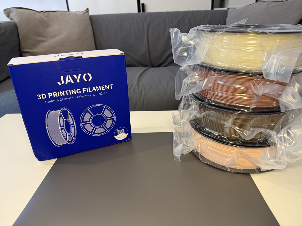 extrakaese's tweet image. Eine neue Lieferung von @jayo_filament.
Nachdem ich das grüne Glow in the Dark Filament so oft benutze, will ich jetzt auch mal das Blaue ausprobieren.
Und das Holz-Filament sieht auch total interessant aus.
Bin sehr gespannt, wie die ersten Objekte damit aussehen.
#Werbung