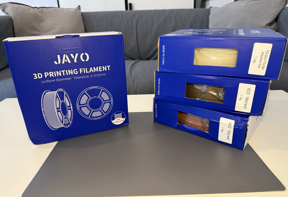 extrakaese's tweet image. Eine neue Lieferung von @jayo_filament.
Nachdem ich das grüne Glow in the Dark Filament so oft benutze, will ich jetzt auch mal das Blaue ausprobieren.
Und das Holz-Filament sieht auch total interessant aus.
Bin sehr gespannt, wie die ersten Objekte damit aussehen.
#Werbung