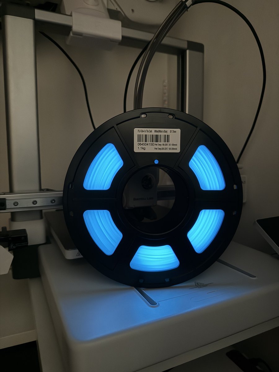 extrakaese's tweet image. Eine neue Lieferung von @jayo_filament.
Nachdem ich das grüne Glow in the Dark Filament so oft benutze, will ich jetzt auch mal das Blaue ausprobieren.
Und das Holz-Filament sieht auch total interessant aus.
Bin sehr gespannt, wie die ersten Objekte damit aussehen.
#Werbung