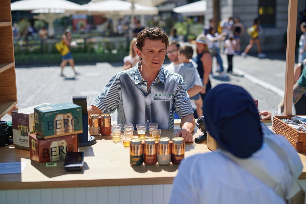 harleyf's tweet image. A masterclass in how to hijack a cultural moment, delivered by @TomHolland1996.
Last weekend, @berobrewing powered by @Shopify brought the spirit of @Wimbledon to the streets of London.
Tom behind the bar. Limited-edition drops. A packed pop-up in Covent Garden.
It wasn’t…