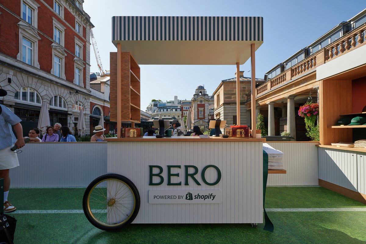 harleyf's tweet image. A masterclass in how to hijack a cultural moment, delivered by @TomHolland1996.
Last weekend, @berobrewing powered by @Shopify brought the spirit of @Wimbledon to the streets of London.
Tom behind the bar. Limited-edition drops. A packed pop-up in Covent Garden.
It wasn’t…