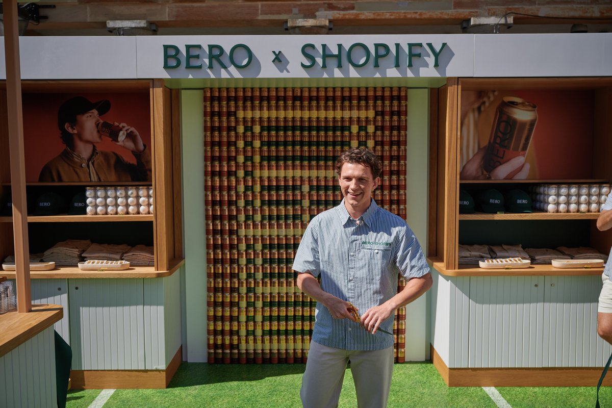 harleyf's tweet image. A masterclass in how to hijack a cultural moment, delivered by @TomHolland1996.
Last weekend, @berobrewing powered by @Shopify brought the spirit of @Wimbledon to the streets of London.
Tom behind the bar. Limited-edition drops. A packed pop-up in Covent Garden.
It wasn’t…