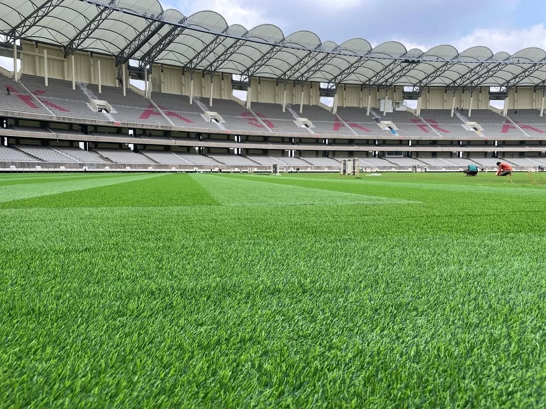 This is Moi Sports Centre Kasarani stadium. A place where we unite to celebrate Kenya, culture, and for various national events. How beautiful the renovations have been. Kweli hapa ndio nyumbani!
#hapanihome