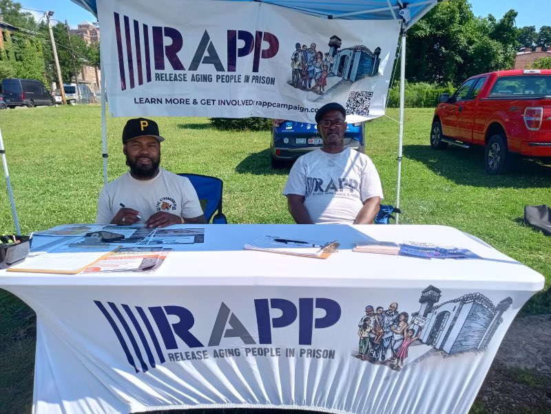 RAPPcampaign's tweet image. Yesterday, we were back at the Healthy Orange Farmers Market 🍊in Newburgh, NY. We gave information about pathways for release and how we’re fighting to free our elders. There was hope for freedom and an opportunity to grab some fresh fruits &amp;amp; veggies! 🥬🥕🍎✊🏽