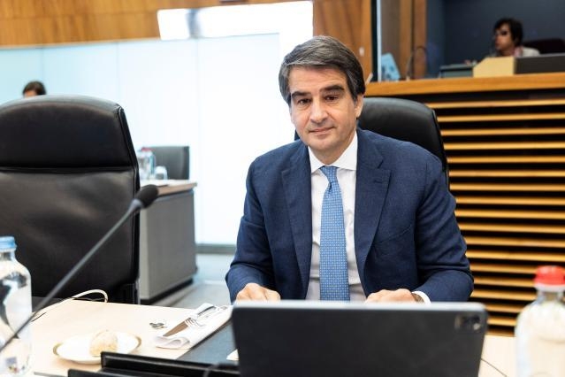 Vincengen's tweet photo. @gerardofortuna @pausoler98 Fitto's face is like: "In my hometown today people are going to the beach" https://t.co/b7GONHmDgg