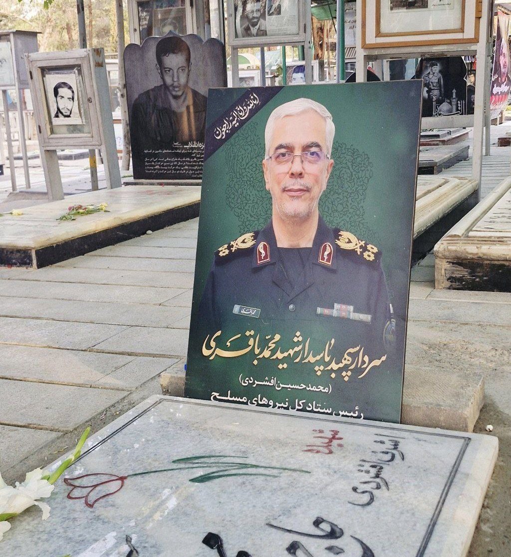 _Shahryari_'s tweet image. کاش نام اتوبان "شهید باقری" در شرق تهران
تغییر کنه به اتوبان "برادران شهید باقری"