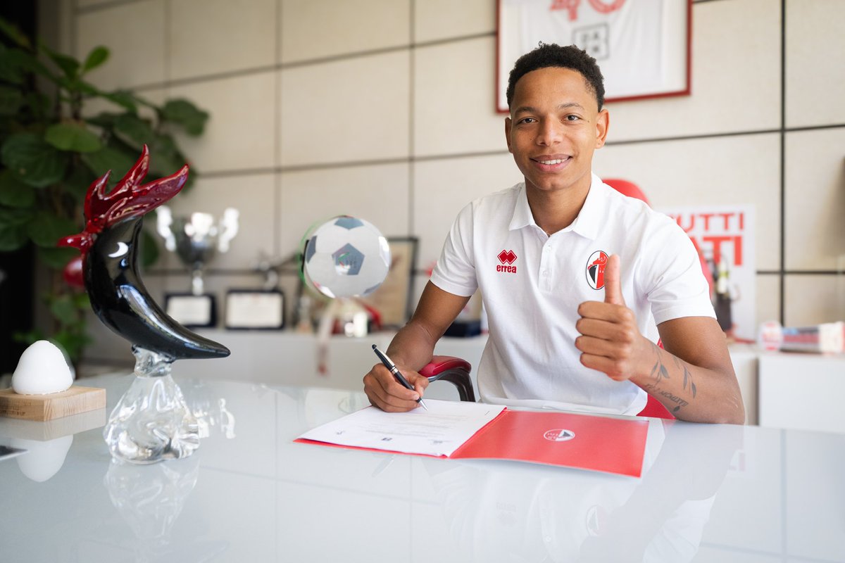 VeronaArb's tweet image. رسميًا: نادي باري أعلن عن إتمام التعاقد مع المدافع شريف قساما (20 سنة) بنظام الإعارة مع أحقية الشراء قادمًا من ترينتو. ✍🏽🐔⚪🔴
#SerieB #Kassama