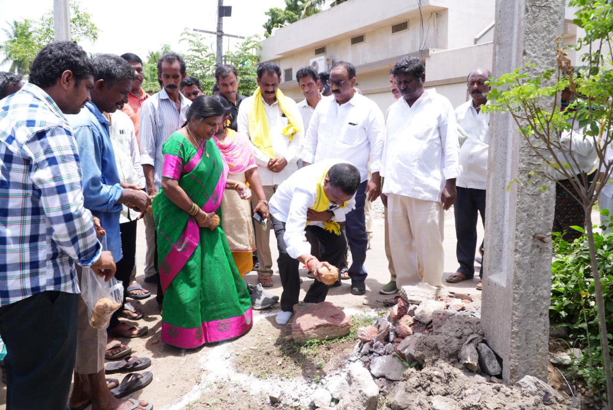 MuppidiOfficial's tweet image. కొవ్వూరు నియోజవర్గం, నందమూరు గ్రామంలో మండల నిధులతో మంజూరైన రూ.10 లక్షల విలువైన రెండు సీసీ డ్రైన్ల నిర్మాణానికి శంకుస్థాపన చేశాను. గ్రామ పారిశుధ్యానికి మరియు సురక్షిత జీవనానికి ఇది కీలక అడుగు. 
#MuppidiVenkateswaraRao
#KovvurMLA
#SuparipalanaLoTholiAdugu
#IdhiManchiPrabhutvam