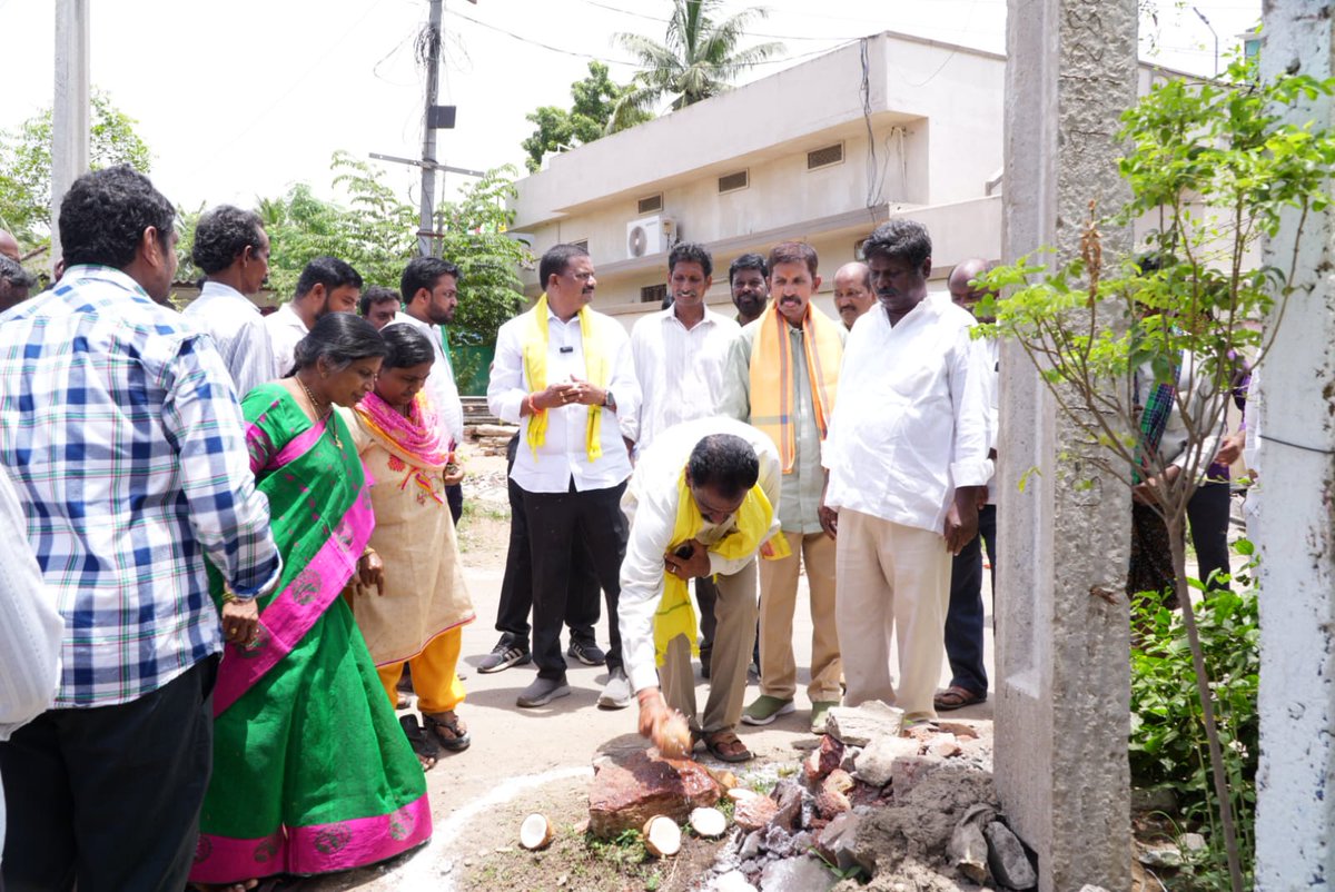 MuppidiOfficial's tweet image. కొవ్వూరు నియోజవర్గం, నందమూరు గ్రామంలో మండల నిధులతో మంజూరైన రూ.10 లక్షల విలువైన రెండు సీసీ డ్రైన్ల నిర్మాణానికి శంకుస్థాపన చేశాను. గ్రామ పారిశుధ్యానికి మరియు సురక్షిత జీవనానికి ఇది కీలక అడుగు. 
#MuppidiVenkateswaraRao
#KovvurMLA
#SuparipalanaLoTholiAdugu
#IdhiManchiPrabhutvam