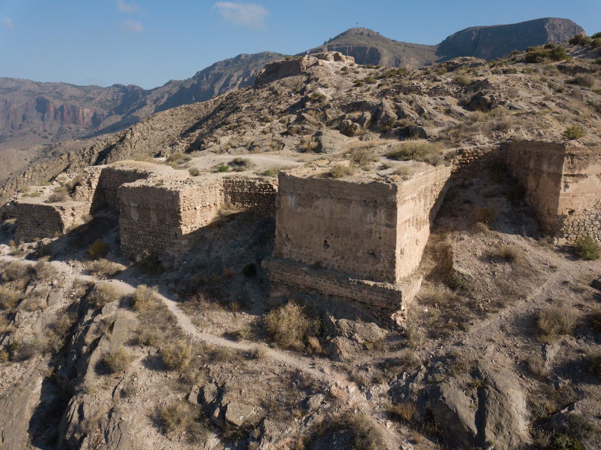 LlegendariVal's tweet image. A principis del segle tretze, la ciutat d'Oriola estava habitada pels musulmans. Compta la llegenda que Benzeddon, que era l’alcalde musulmà, vivia al castell d'Oriola amb la seua família i els seus fills, que eren molts.
La Armengola, que era coneguda així per ser la dóna de…