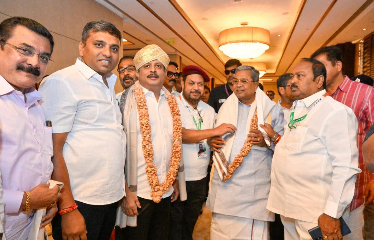 Byrathi Suresh (@byrathi_suresh) on Twitter photo ಬೆಂಗಳೂರಿನ ಖಾಸಗಿ ಹೋಟೆಲ್ನಲ್ಲಿ ನಡೆಯುತ್ತಿರುವ ಎಐಸಿಸಿ ಹಿಂದುಳಿದ ವರ್ಗಗಳ ಸಲಹಾ ಮಂಡಳಿ ಸಭೆಯಲ್ಲಿ ಮುಖ್ಯಮಂತ್ರಿ <a href="/siddaramaiah/">Siddaramaiah</a> ನವರೊಂದಿಗೆ ಭಾಗವಹಿಸಿದೆ. ಬೆಂಗಳೂರಿನ ಖಾಸಗಿ ಹೋಟೆಲ್ನಲ್ಲಿ ನಡೆಯುತ್ತಿರುವ ಎಐಸಿಸಿ ಹಿಂದುಳಿದ ವರ್ಗಗಳ ಸಲಹಾ ಮಂಡಳಿ ಸಭೆಯಲ್ಲಿ ಮುಖ್ಯಮಂತ್ರಿ <a href="/siddaramaiah/">Siddaramaiah</a> ನವರೊಂದಿಗೆ ಭಾಗವಹಿಸಿದೆ.