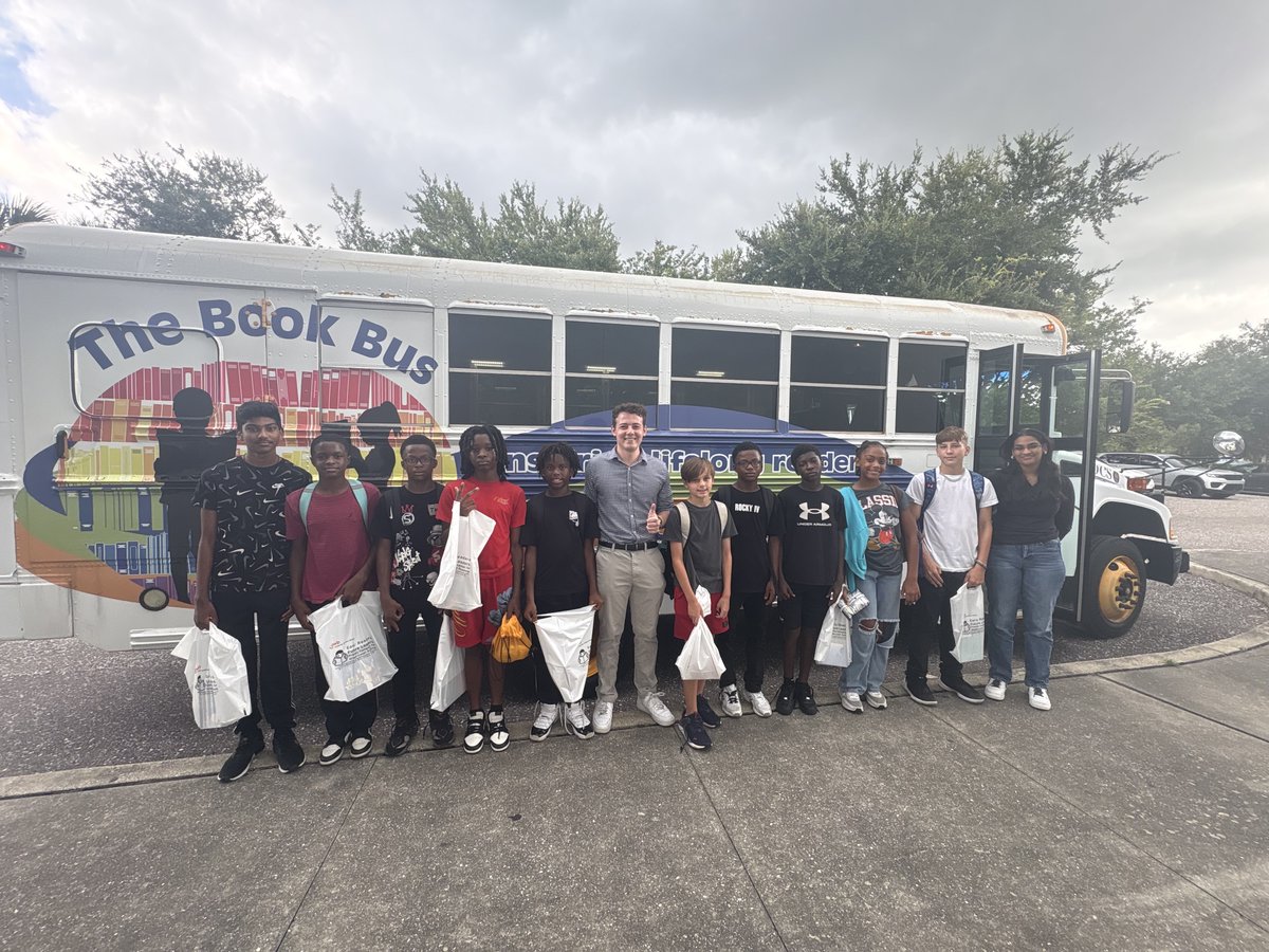 LindsayCrossFL's tweet image. Our staff had a great time volunteering on the @JWBPinellas Book Bus alongside @StPeteParksRec to supply kids with books for the summer! Find more stops for the tour at jwbpinellas.org/calendar/
#BookBus #RobertsRecCenter #JWB #PinellasCounty