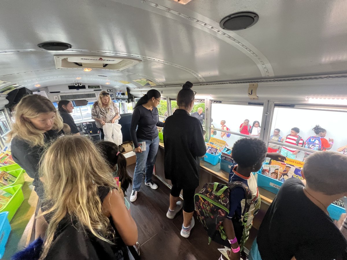 LindsayCrossFL's tweet image. Our staff had a great time volunteering on the @JWBPinellas Book Bus alongside @StPeteParksRec to supply kids with books for the summer! Find more stops for the tour at jwbpinellas.org/calendar/
#BookBus #RobertsRecCenter #JWB #PinellasCounty