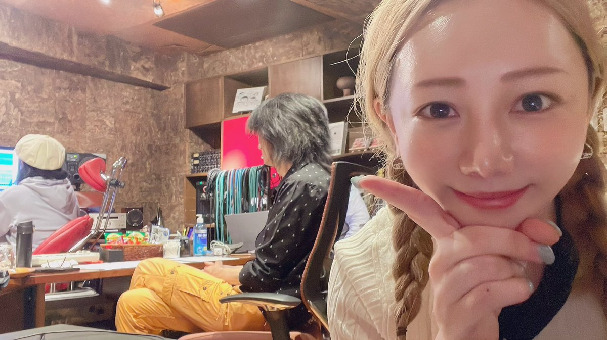 今日はお久しぶりにあらケンさんとお仕事でした😆🎤その後、バイツ制作でMaoスタ行って、それ終わってからMTGして、、やっと今帰り！！😱お腹すきすぎて家まで辿り着けないかも、、うぅぅ_:(´ཀ`」 ∠): 
#LOVEBITES #Asami