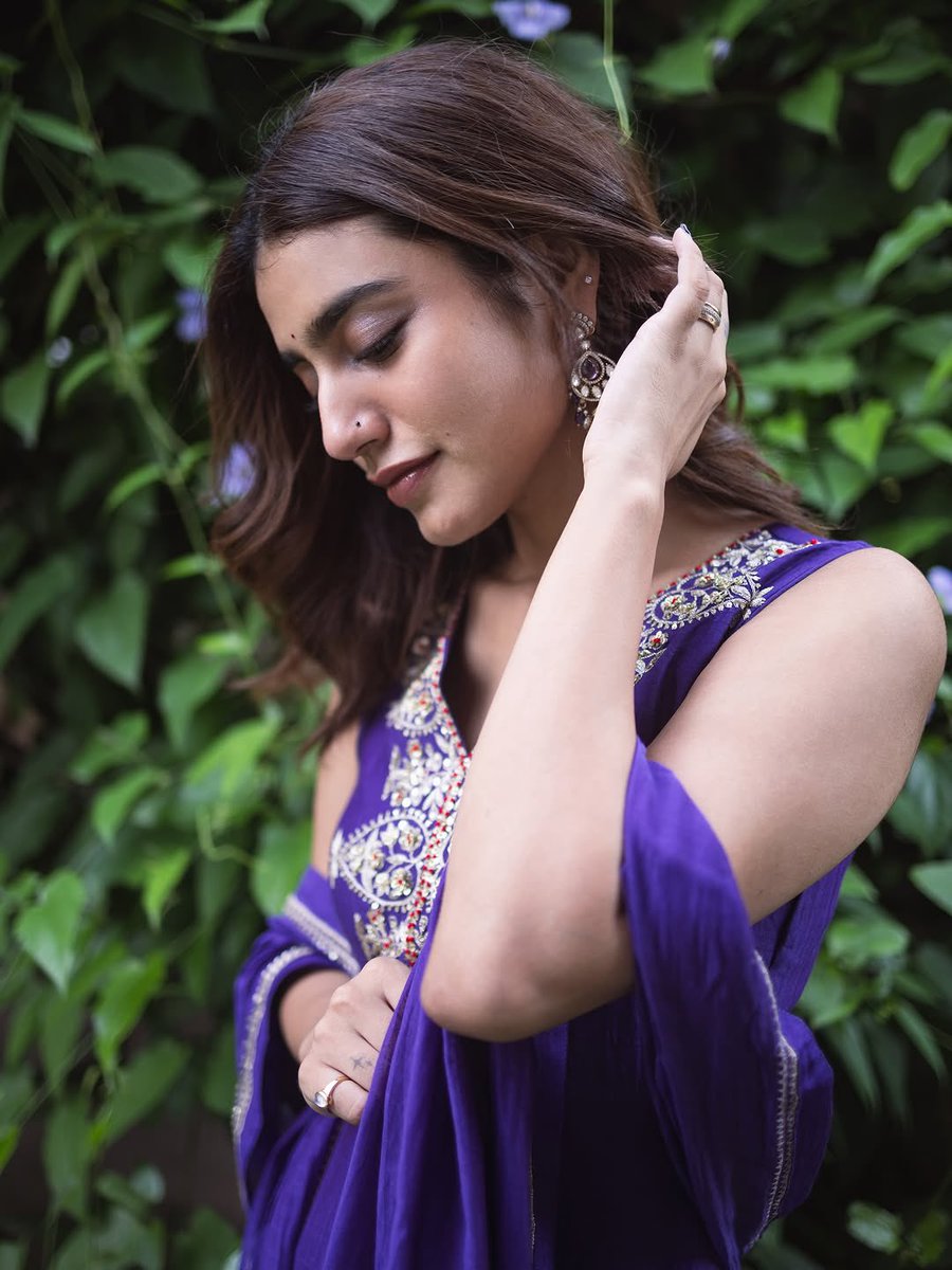 Purple in full bloom!🪻 Wearing: @zuleiha_by_shehazeen Styling: @mayzaideh_khalid @stylewithmay_Photography: @premsampaul HMU: @vasan_makeupartist Jewellery: @goldencup_rental_jewellery