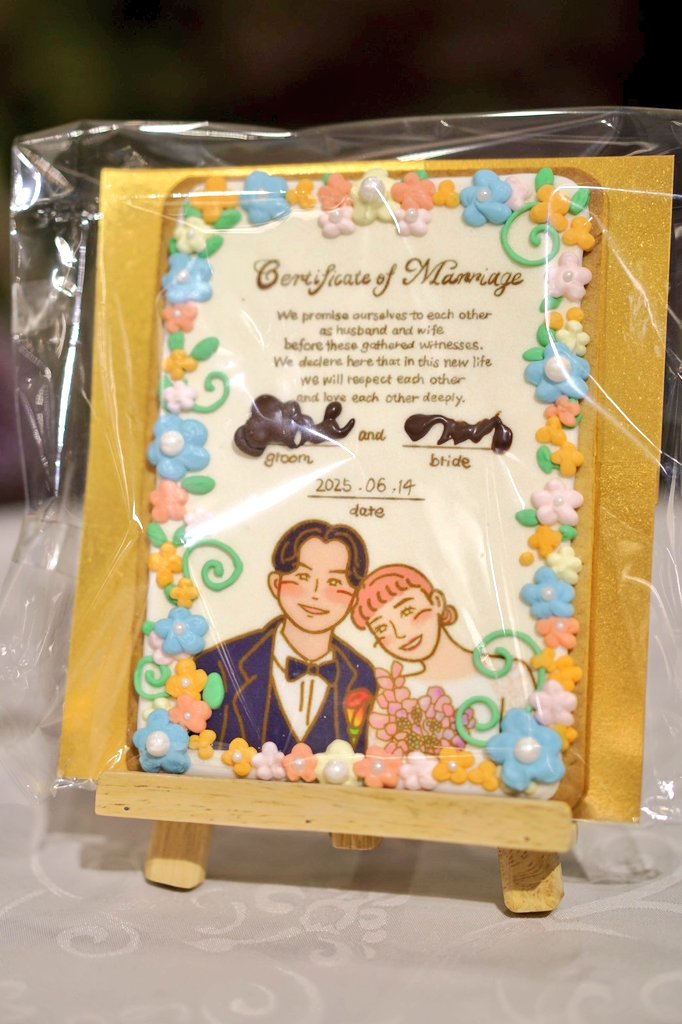 deli_heart's tweet photo. 似顔絵結婚証明書クッキー💖
当日署名をして、とても盛り上がっていました☺️

#結婚証明書クッキー
#結婚式 https://t.co/kPsV5kAEc0