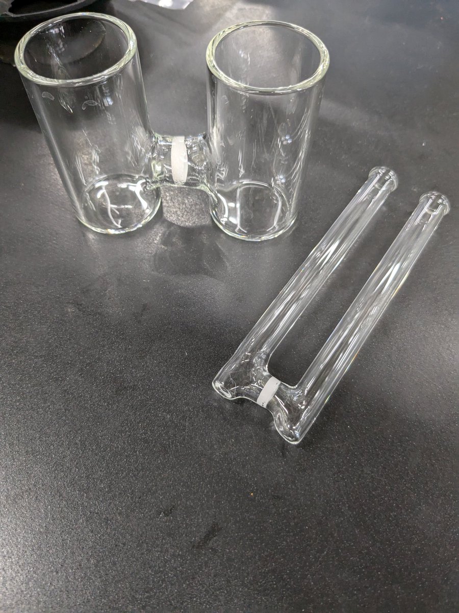 electrokamoto's tweet image. ちいかわなdivided cell(写真右)を特注しました！わずか1mLで電解が行える代物です！