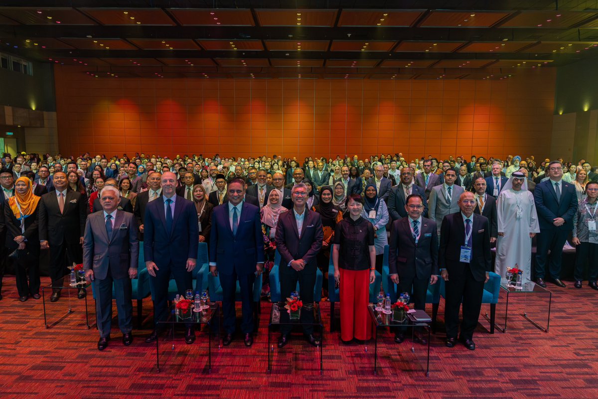 Industri penjagaan kesihatan Malaysia terus melonjak naik! Pada tahun 2024 sahaja, industri peranti perubatan &amp; farmaseutikal kita berjaya menarik pelaburan RM2.13 bilion, sekaligus mewujudkan lebih 2,700 peluang pekerjaan bernilai tinggi! 🚀 Tak hairanlah 8 daripada 30 syarikat